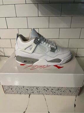 Men’s Retro 4 White Oreo Size 8.